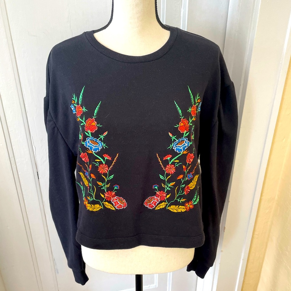 Romeo & Juliet Couture Floral Detail EmbroiderySweatshirt‎ Black L/sleeve Medium